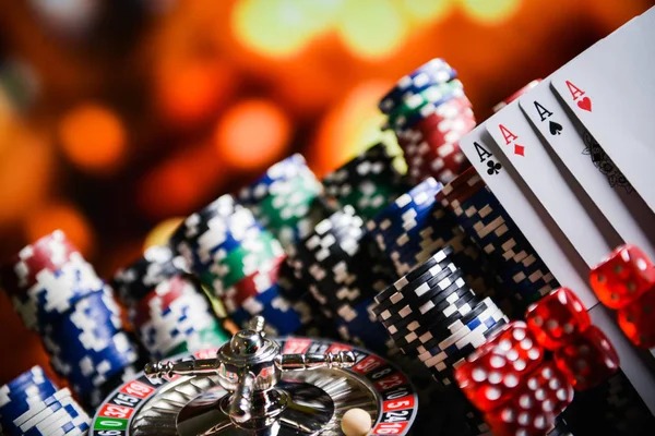 Mobile Domino QQ betting interface showing hand rankings and pot total